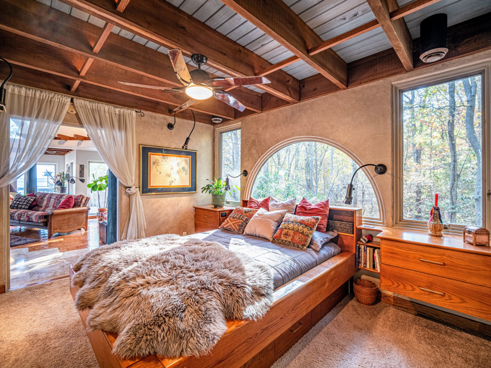 Стильный дизайн: спальня в стиле фьюжн с бежевыми стенами, ковровым покрытием, серым полом и балками на потолке - последний тренд