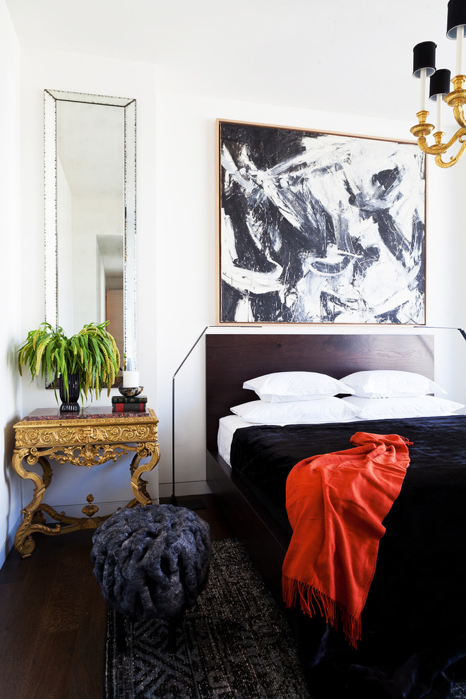 ニューヨークにあるコンテンポラリースタイルのおしゃれな主寝室 (白い壁、濃色無垢フローリング) のレイアウト