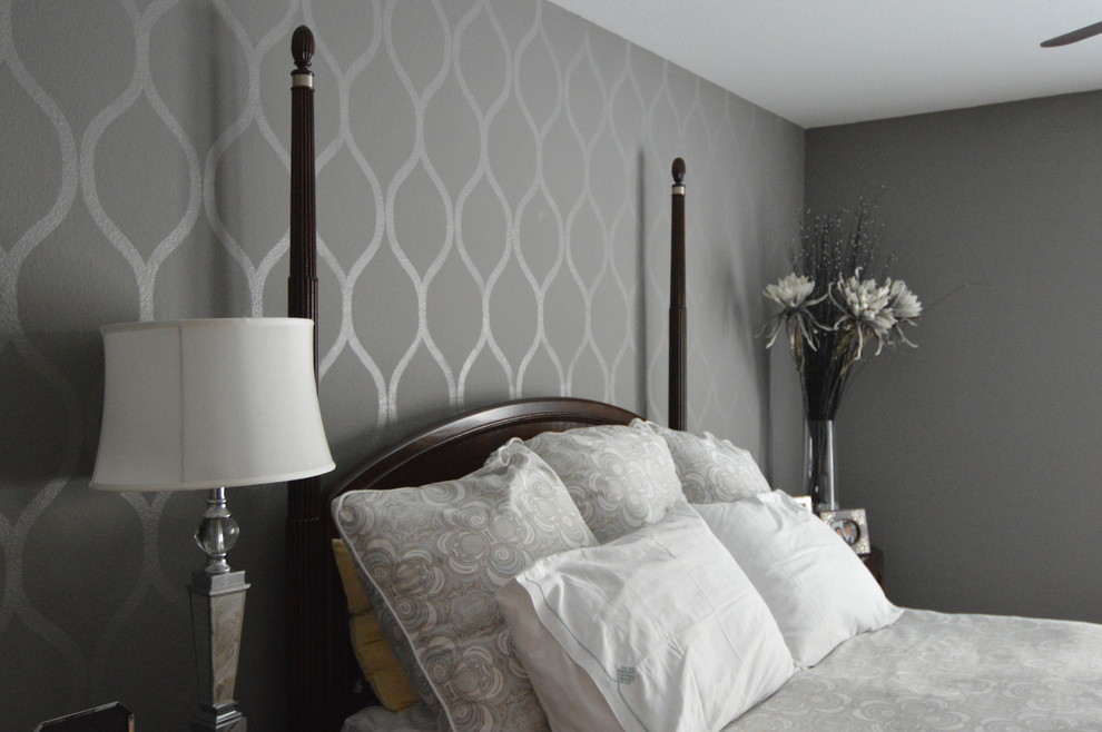Diseño de dormitorio principal tradicional con paredes grises
