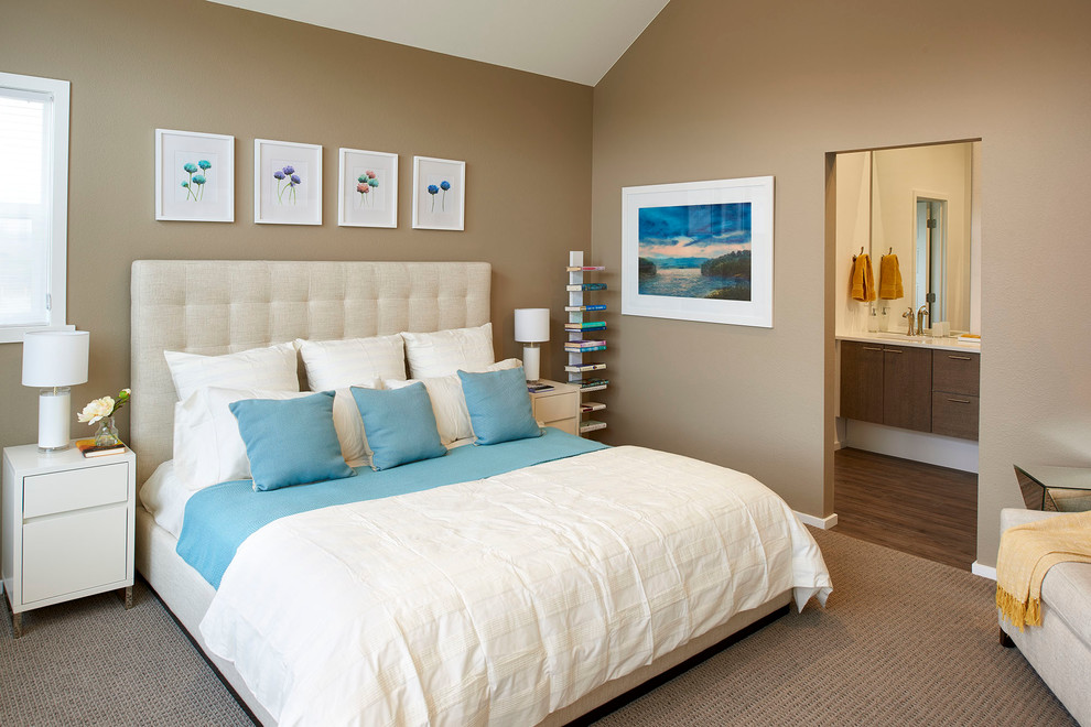 デンバーにあるビーチスタイルのおしゃれな寝室 (ベージュの壁、濃色無垢フローリング)