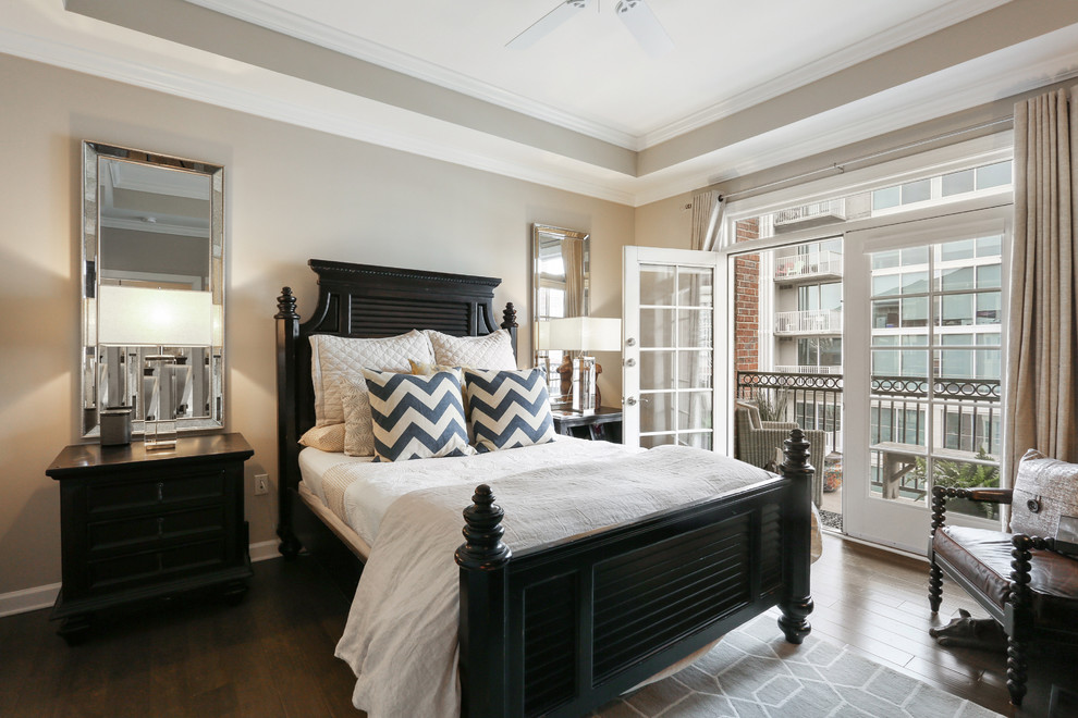 На фото: хозяйская спальня в классическом стиле с бежевыми стенами, темным паркетным полом и коричневым полом с