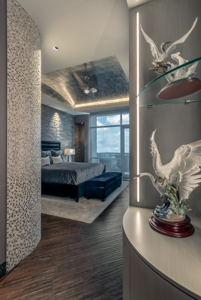 オマハにある中くらいなコンテンポラリースタイルのおしゃれな主寝室 (グレーの壁、濃色無垢フローリング) のレイアウト