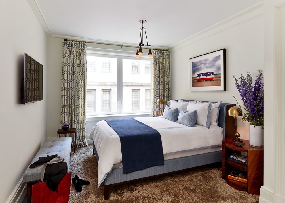 Diseño de dormitorio clásico renovado con paredes blancas, moqueta y suelo marrón