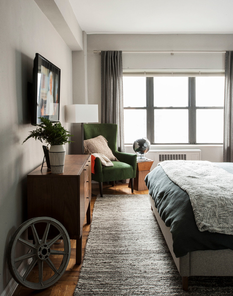 Свежая идея для дизайна: хозяйская спальня среднего размера в современном стиле с серыми стенами и паркетным полом среднего тона - отличное фото интерьера