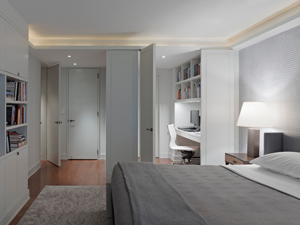 Mittelgroßes Klassisches Gästezimmer ohne Kamin mit weißer Wandfarbe, dunklem Holzboden und braunem Boden in New York