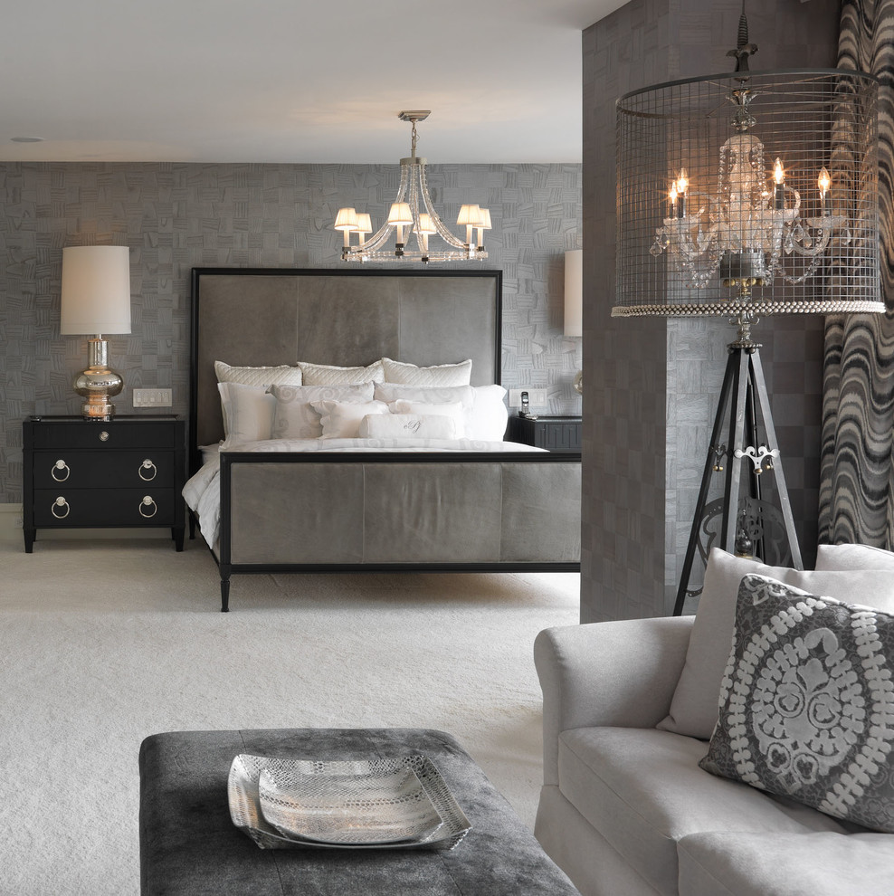 Стильный дизайн: серо-белая спальня: освещение в стиле неоклассика (современная классика) с серыми стенами и ковровым покрытием - последний тренд