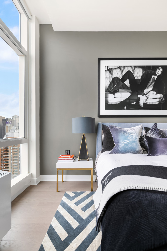 Источник вдохновения для домашнего уюта: гостевая спальня среднего размера, (комната для гостей) в стиле ретро с серыми стенами и светлым паркетным полом