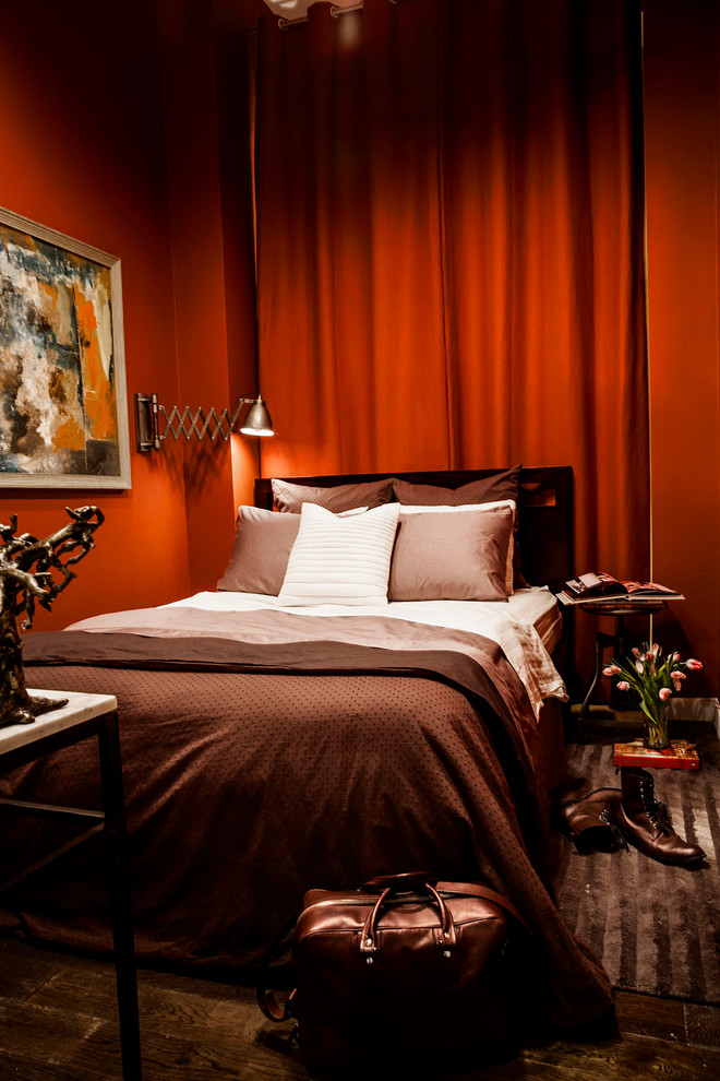 Modernes Schlafzimmer mit roter Wandfarbe in New York