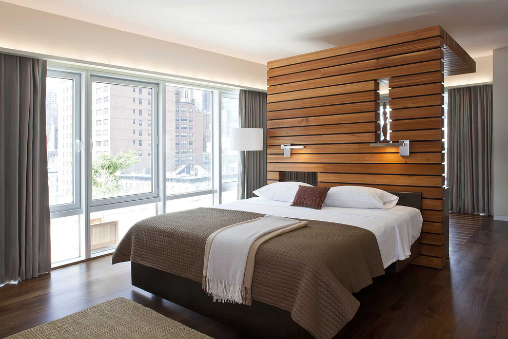 Modernes Hauptschlafzimmer mit weißer Wandfarbe und dunklem Holzboden in New York