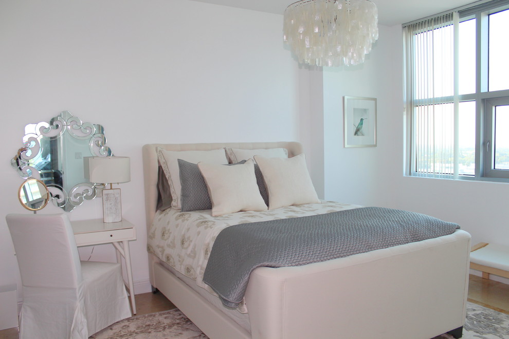 Стильный дизайн: гостевая спальня среднего размера, (комната для гостей) в стиле модернизм с белыми стенами - последний тренд