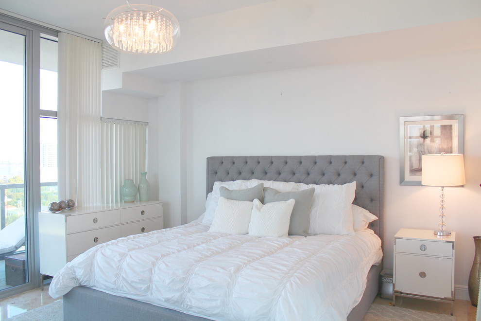 Пример оригинального дизайна: хозяйская спальня среднего размера в стиле модернизм с белыми стенами и полом из травертина