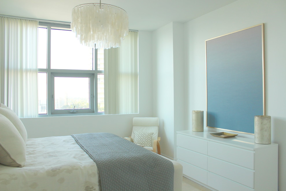 Immagine di una camera degli ospiti minimalista di medie dimensioni con pareti bianche e pavimento in travertino
