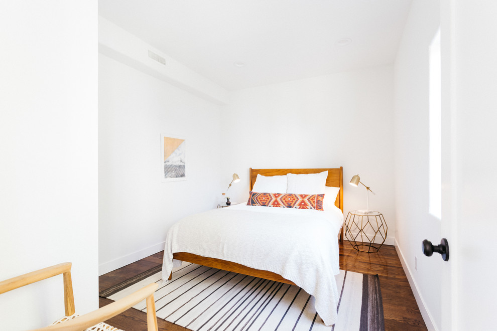 Идея дизайна: спальня в современном стиле с белыми стенами, темным паркетным полом и коричневым полом