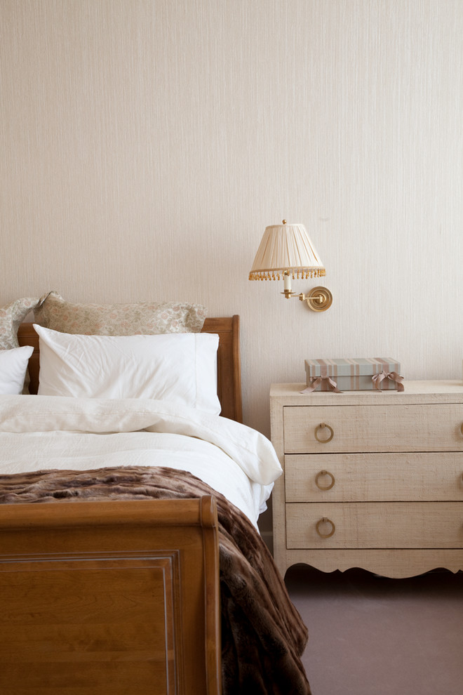 Exemple d'une chambre tendance de taille moyenne avec un mur beige, une cheminée standard, un manteau de cheminée en carrelage et un sol beige.