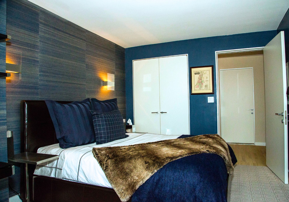 Diseño de habitación de invitados contemporánea con paredes marrones y moqueta