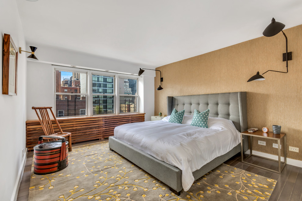 Mittelgroßes Modernes Gästezimmer ohne Kamin mit dunklem Holzboden, grauem Boden und brauner Wandfarbe in New York
