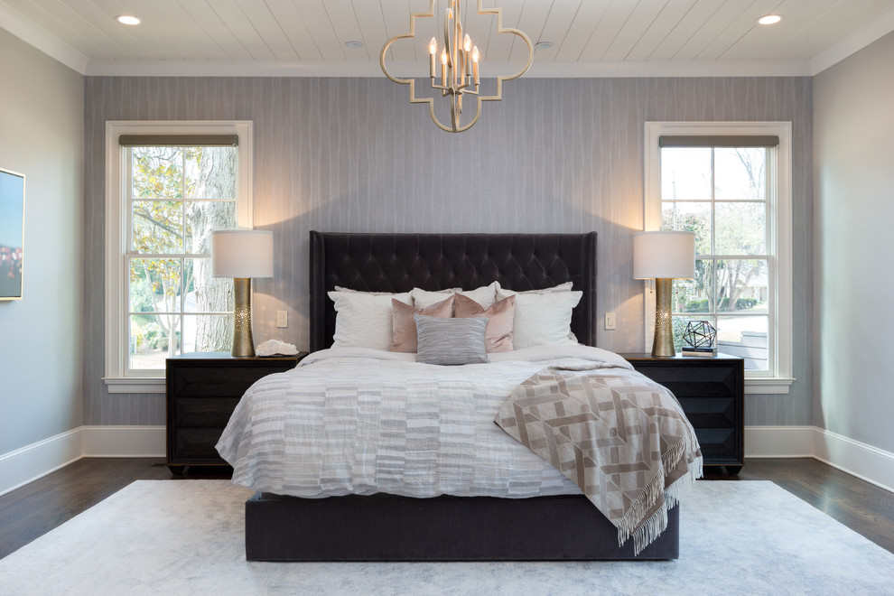 Свежая идея для дизайна: большая хозяйская спальня в стиле неоклассика (современная классика) с серыми стенами, темным паркетным полом и коричневым полом без камина - отличное фото интерьера