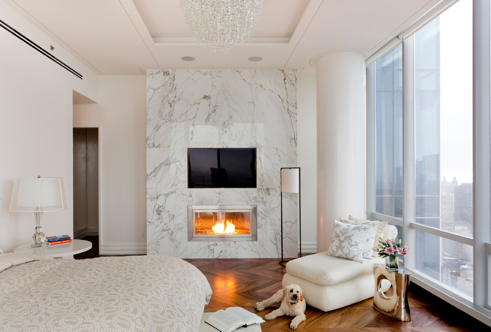 ニューヨークにあるコンテンポラリースタイルのおしゃれな主寝室 (ベージュの壁、濃色無垢フローリング、横長型暖炉、石材の暖炉まわり、照明) のレイアウト