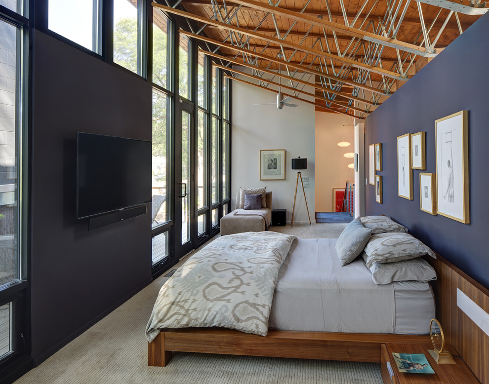ミルウォーキーにある広いコンテンポラリースタイルのおしゃれなロフト寝室 (青い壁、カーペット敷き、暖炉なし、グレーの床、勾配天井)