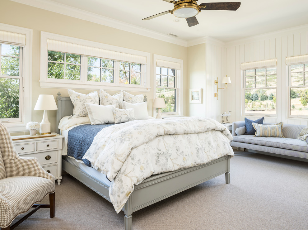 Landhausstil Schlafzimmer mit weißer Wandfarbe und Teppichboden in Salt Lake City