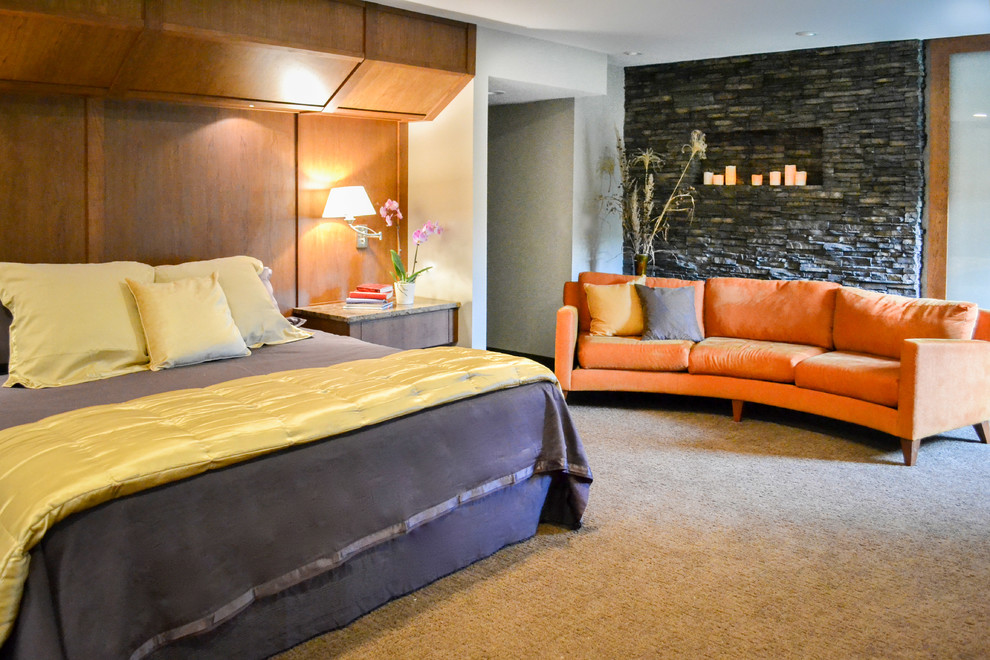 Идея дизайна: большая хозяйская спальня в современном стиле с ковровым покрытием и серыми стенами без камина