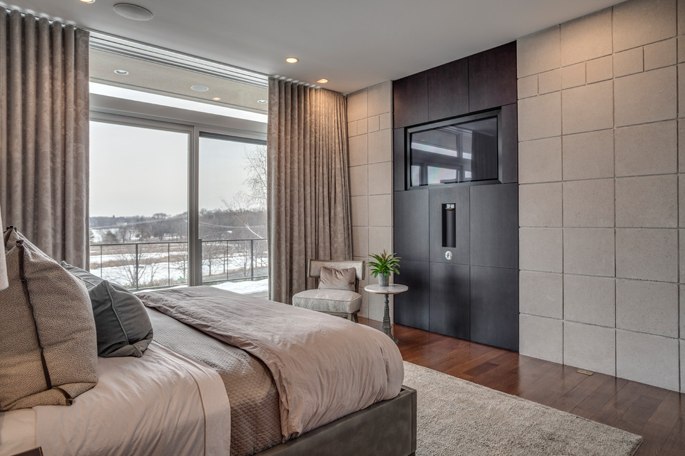 Foto de habitación de invitados contemporánea sin chimenea con paredes grises, suelo de madera en tonos medios y suelo marrón