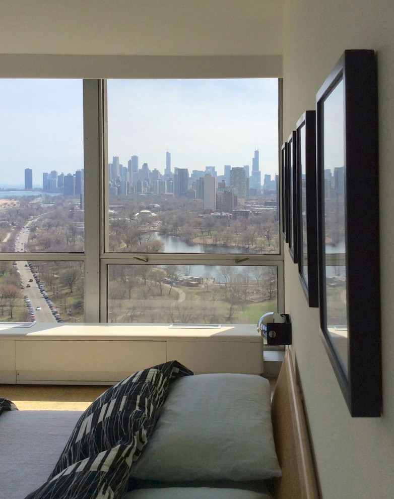 Mittelgroßes Modernes Hauptschlafzimmer mit gelber Wandfarbe und Korkboden in Chicago
