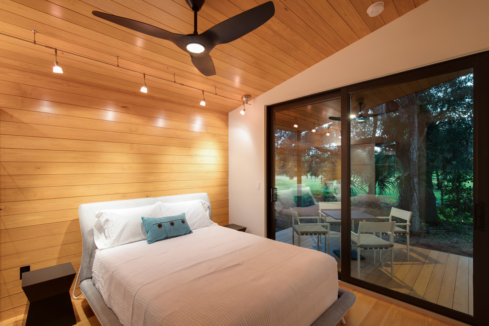 Kleines Nordisches Hauptschlafzimmer ohne Kamin mit bunten Wänden, braunem Holzboden, buntem Boden, Holzdecke und Holzwänden in Sonstige