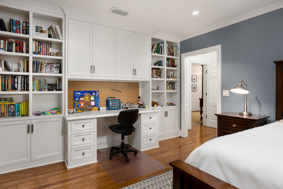 Immagine di una camera degli ospiti chic con pareti blu e pavimento in legno massello medio