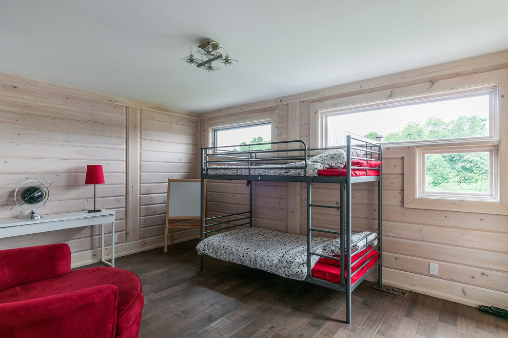 Diseño de dormitorio principal actual de tamaño medio con suelo de madera en tonos medios
