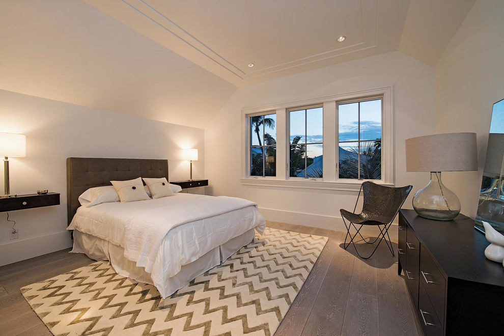 Ejemplo de habitación de invitados tradicional renovada de tamaño medio con paredes blancas y suelo de madera clara