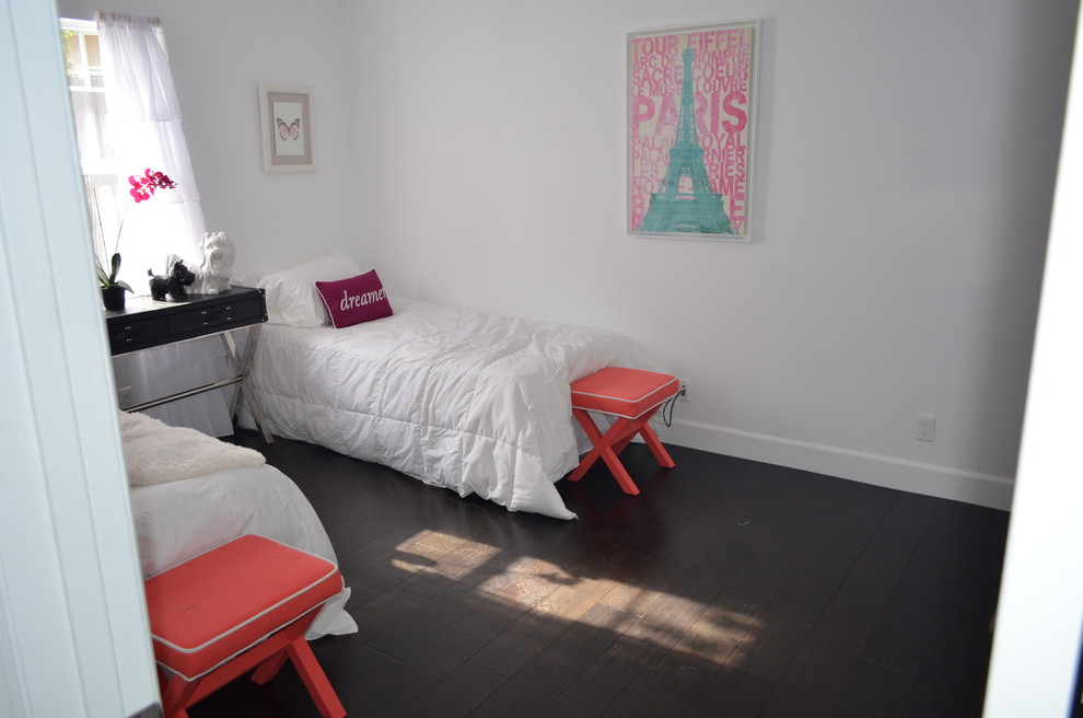 Imagen de dormitorio tradicional de tamaño medio sin chimenea con paredes grises y suelo de madera oscura