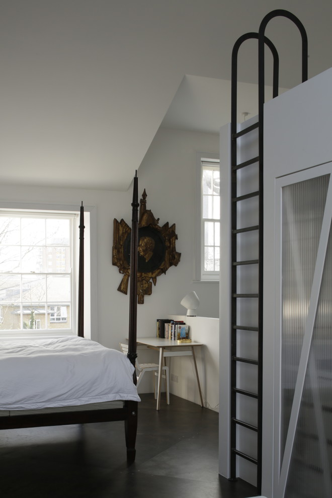 Идея дизайна: большая хозяйская спальня в современном стиле с белыми стенами, полом из фанеры, стандартным камином, фасадом камина из штукатурки и коричневым полом