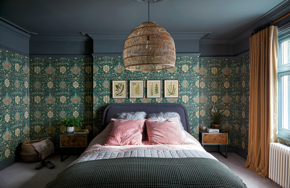 На фото: хозяйская спальня среднего размера в стиле фьюжн с зелеными стенами, ковровым покрытием и серым полом