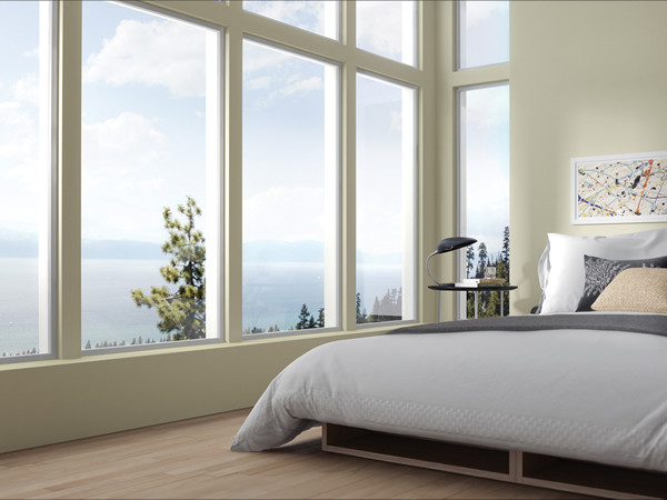 Foto de dormitorio principal actual de tamaño medio con paredes beige, suelo de madera clara y suelo marrón