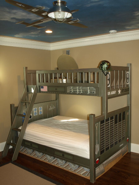 Imagen de dormitorio contemporáneo extra grande con paredes beige y suelo de madera en tonos medios