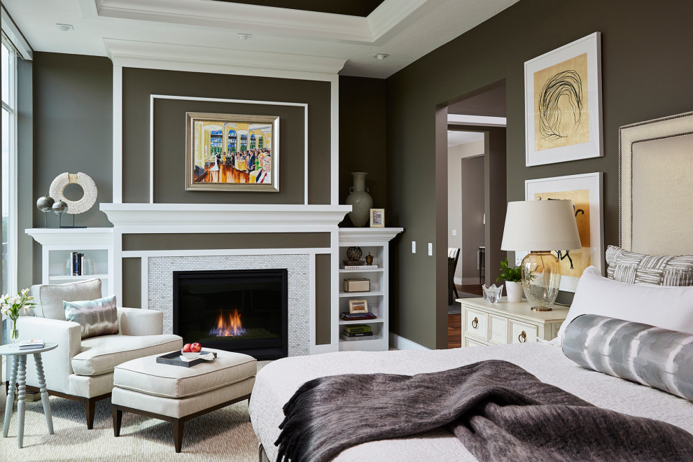 Idée de décoration pour une grande chambre tradition avec un mur gris, un manteau de cheminée en carrelage et un sol beige.