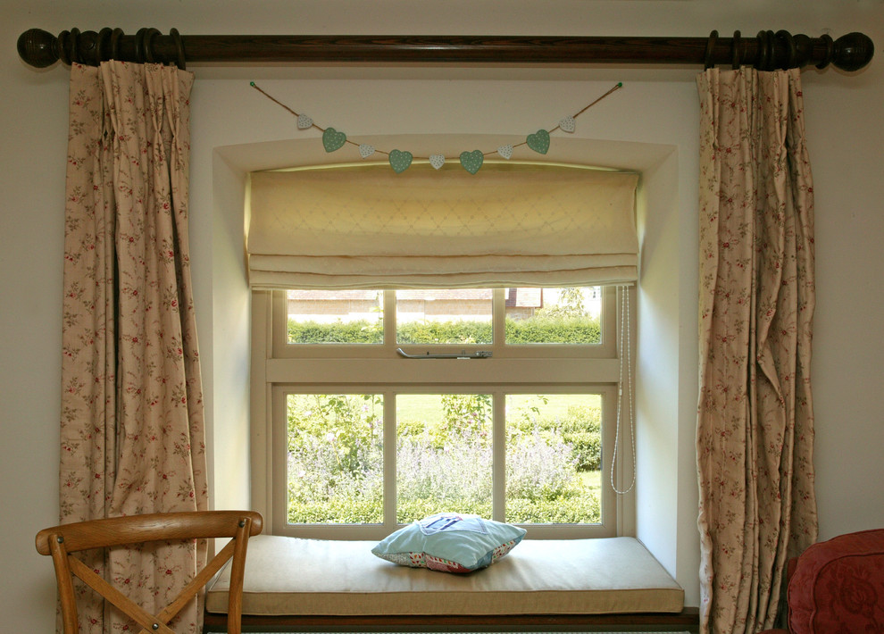 Imagen de habitación de invitados de estilo de casa de campo con paredes blancas y suelo de madera clara