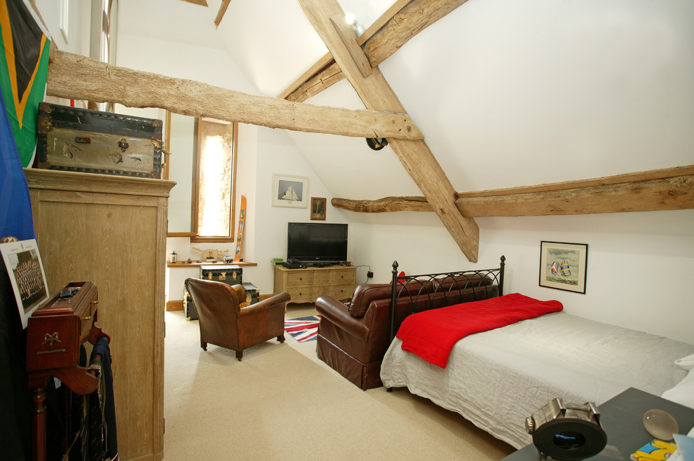 Foto di una camera da letto country con pareti bianche e moquette