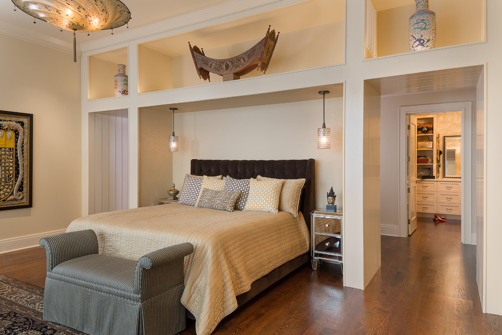 Cette photo montre une chambre tendance avec un mur beige, parquet foncé et dressing.