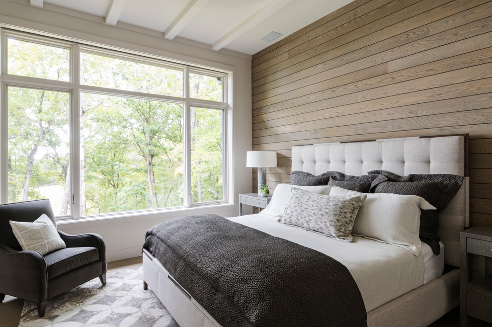 シャーロットにある中くらいなカントリー風のおしゃれな主寝室 (白い壁、コンクリートの床、暖炉なし、グレーの床、グレーとクリーム色)
