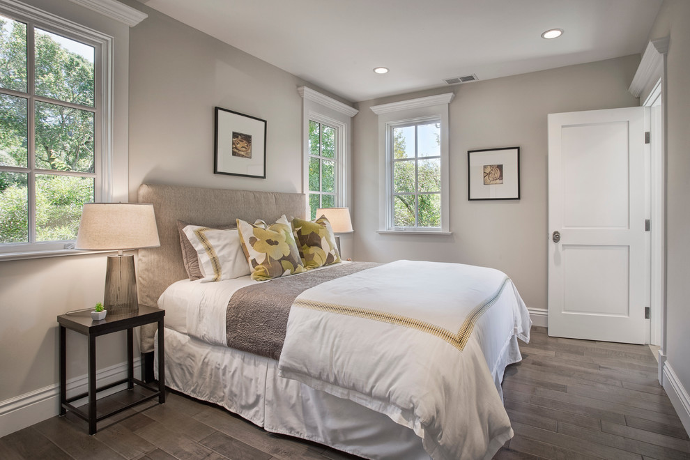 Klassisches Schlafzimmer ohne Kamin mit grauer Wandfarbe und dunklem Holzboden in San Francisco