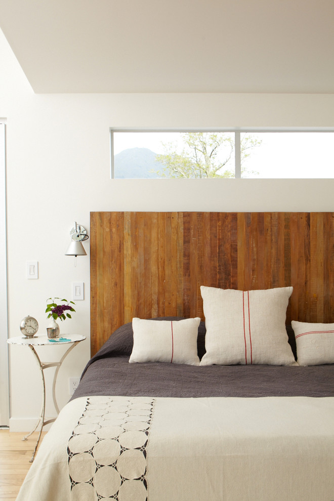 На фото: спальня в современном стиле с белыми стенами