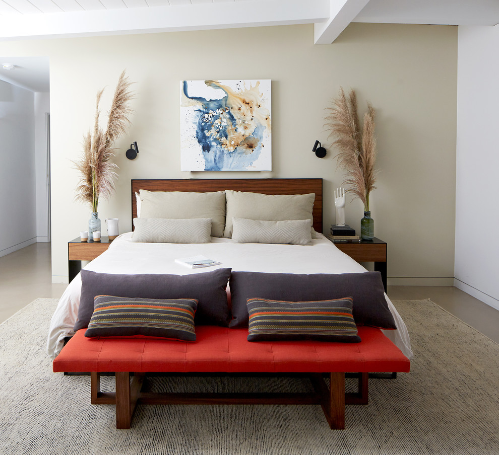 サンフランシスコにあるミッドセンチュリースタイルのおしゃれな主寝室 (ベージュの壁、コンクリートの床、暖炉なし、グレーの床)