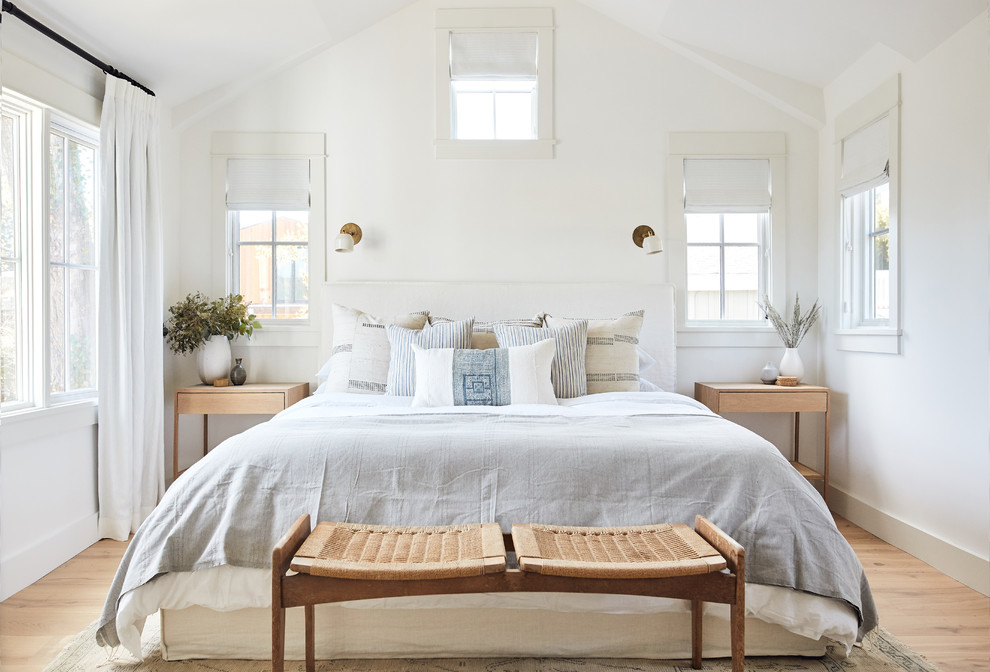 ロサンゼルスにあるトランジショナルスタイルのおしゃれな寝室 (白い壁、淡色無垢フローリング、ベージュの床)