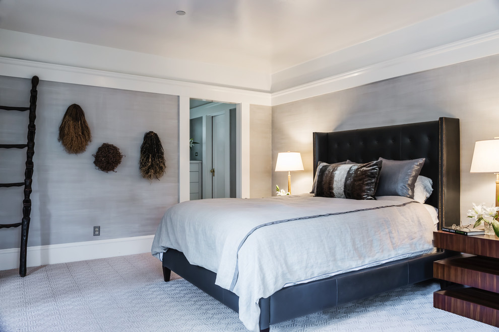 Идея дизайна: спальня в стиле неоклассика (современная классика) с серыми стенами и ковровым покрытием без камина