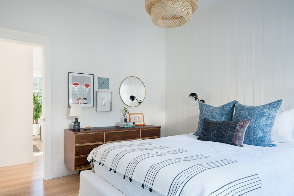 Idee per una camera da letto chic con pareti bianche, parquet chiaro e pavimento beige