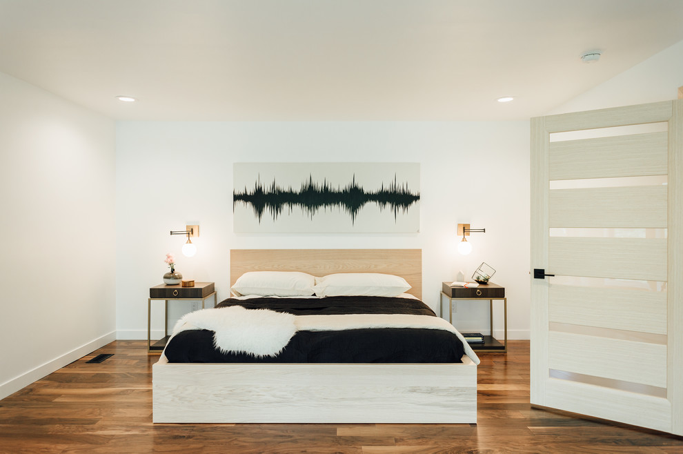 Imagen de dormitorio principal minimalista de tamaño medio con paredes blancas y suelo de madera oscura