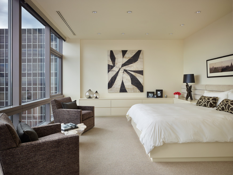 Foto de dormitorio contemporáneo con paredes beige y moqueta