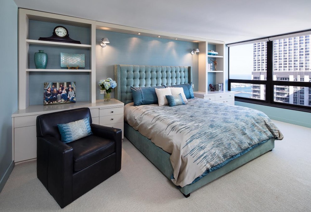 Источник вдохновения для домашнего уюта: спальня среднего размера в стиле неоклассика (современная классика) с синими стенами и ковровым покрытием